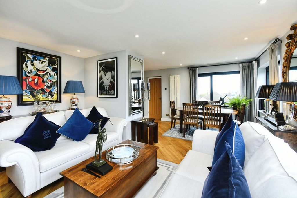 Property photo 2 of 30 Living Room