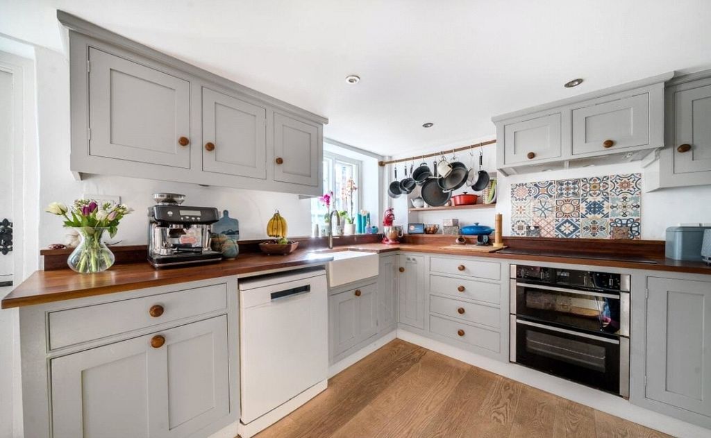 Property photo 3 of 19 Kitchen
