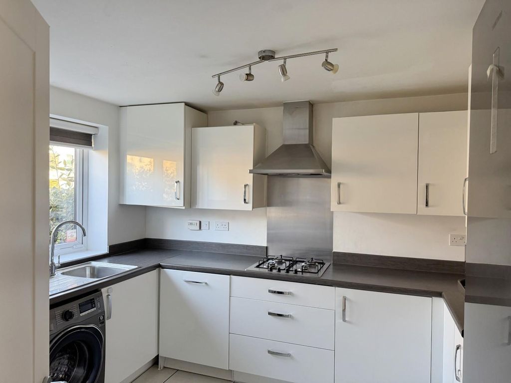 Property photo 3 of 9 Kitchen