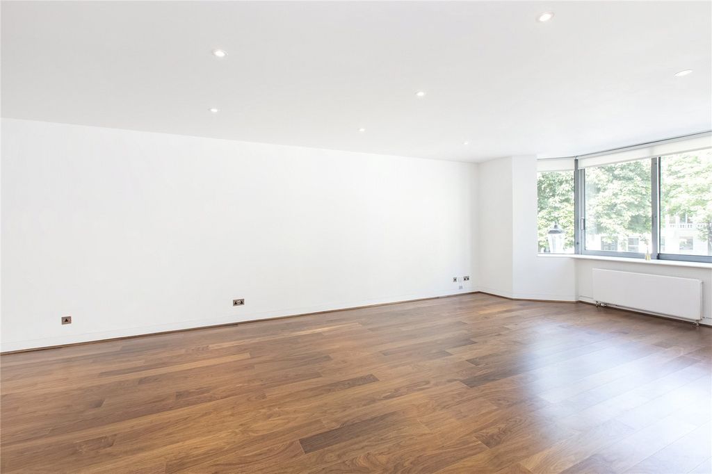 Property photo 3 of 8 Reception