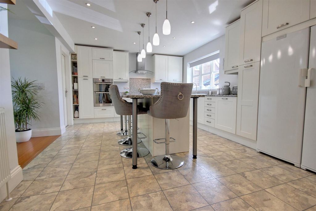 Property photo 3 of 30 Img_3759-Img_3761_Lzn.Jpg