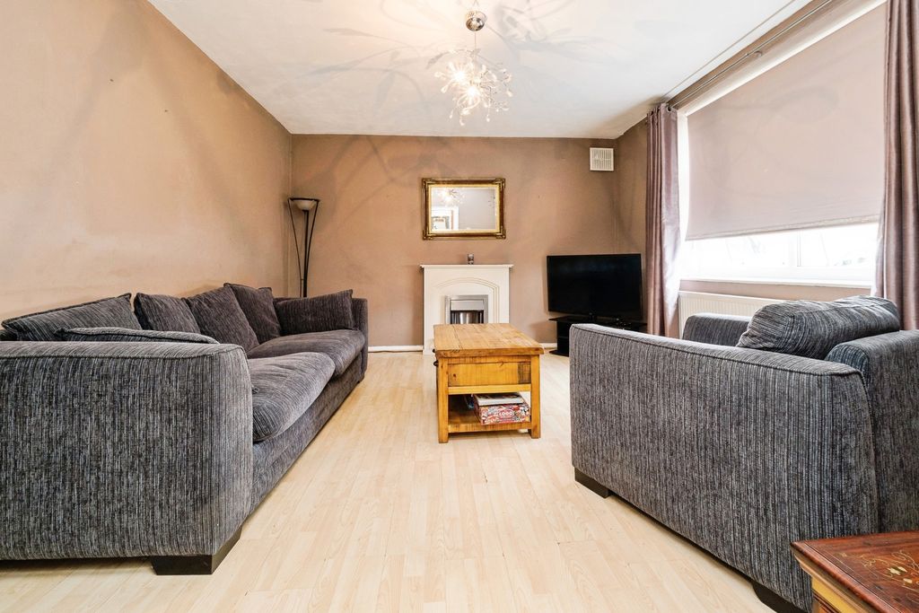 Property photo 3 of 17 Lounge