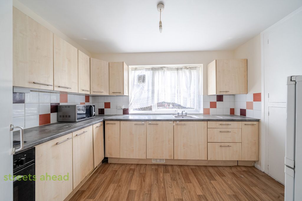 Property photo 3 of 18 A538Fb11-4Ad4-447...