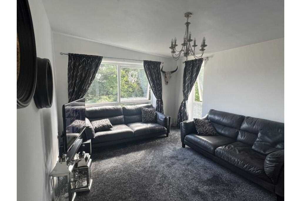 Property photo 3 of 8 Lounge