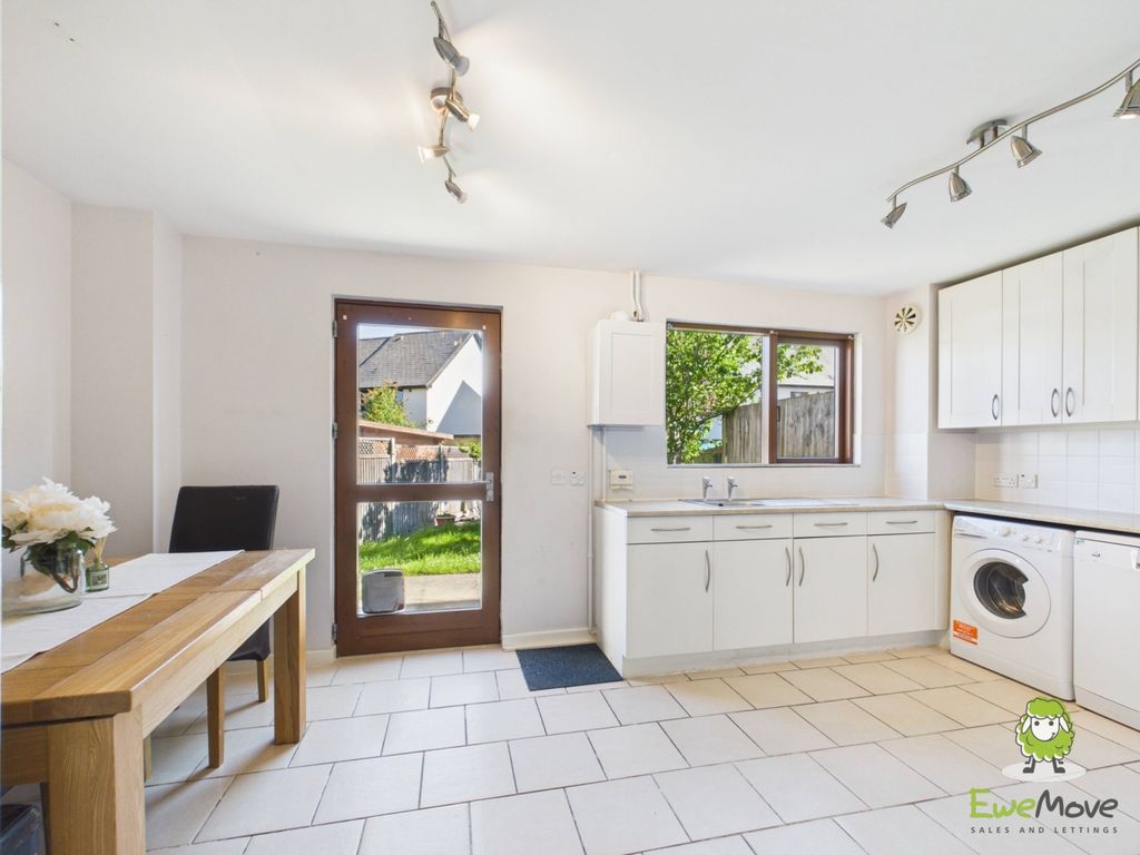 Property photo 2 of 23 Ewemove Estate Agents Basingstoke - Bay Tree Way