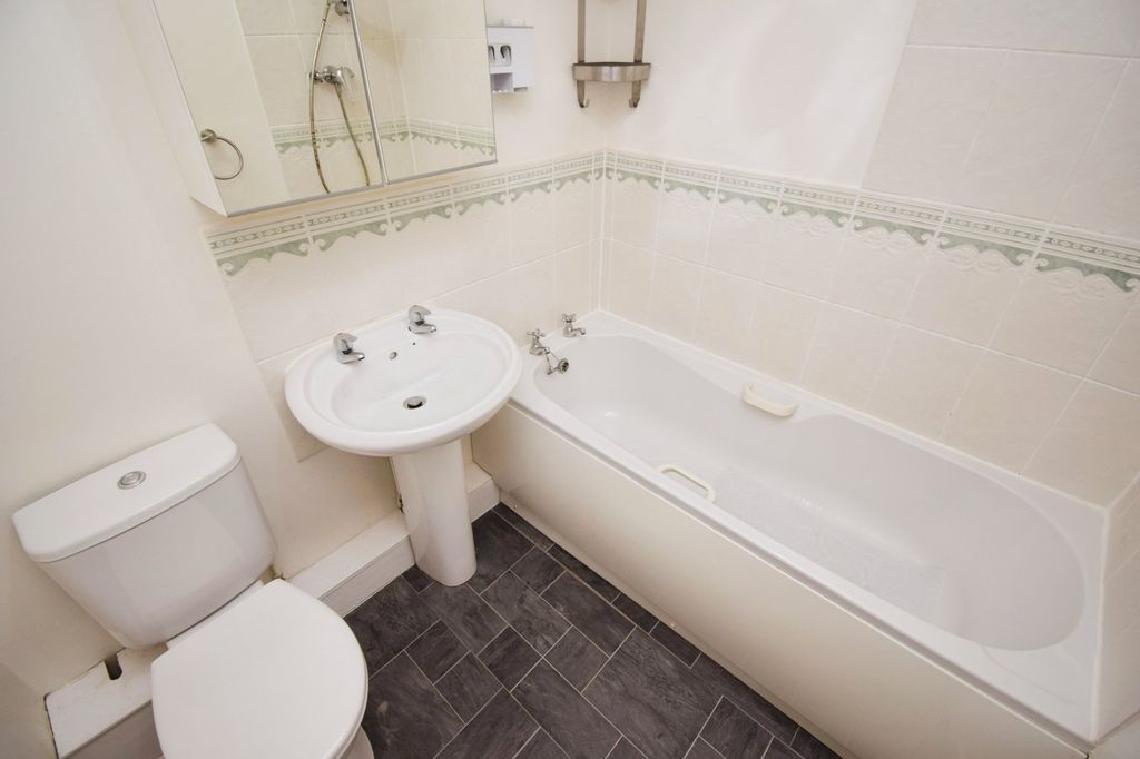Property photo 3 of 18 Bathroom