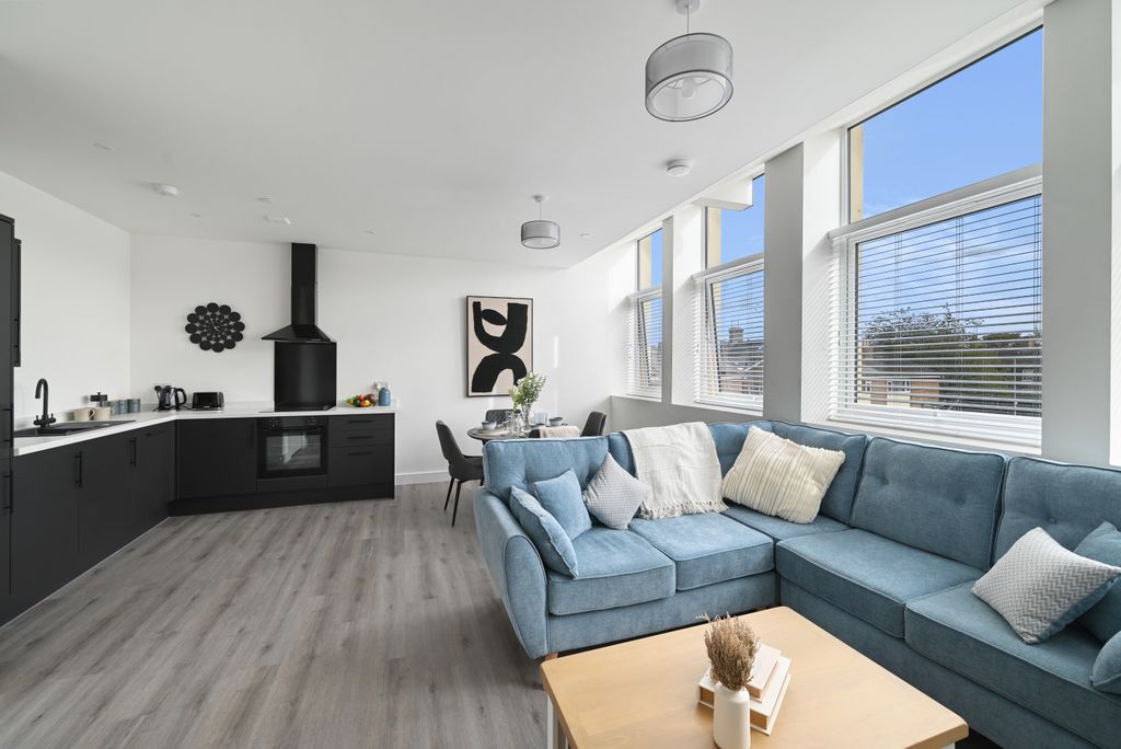 Property photo 1 of 11 Living Room