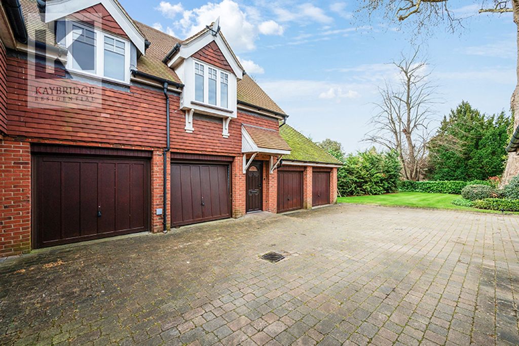 Property photo 1 of 13 Austyns Place Kt17 1Sq