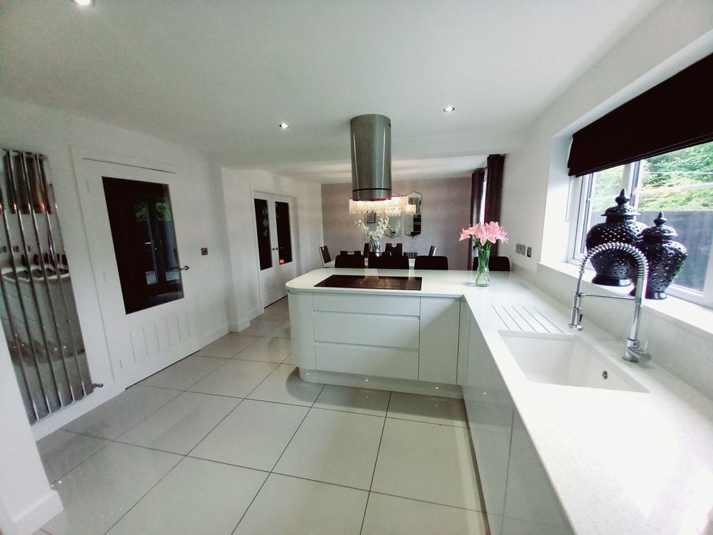 Property photo 3 of 24 Dining Kitchen