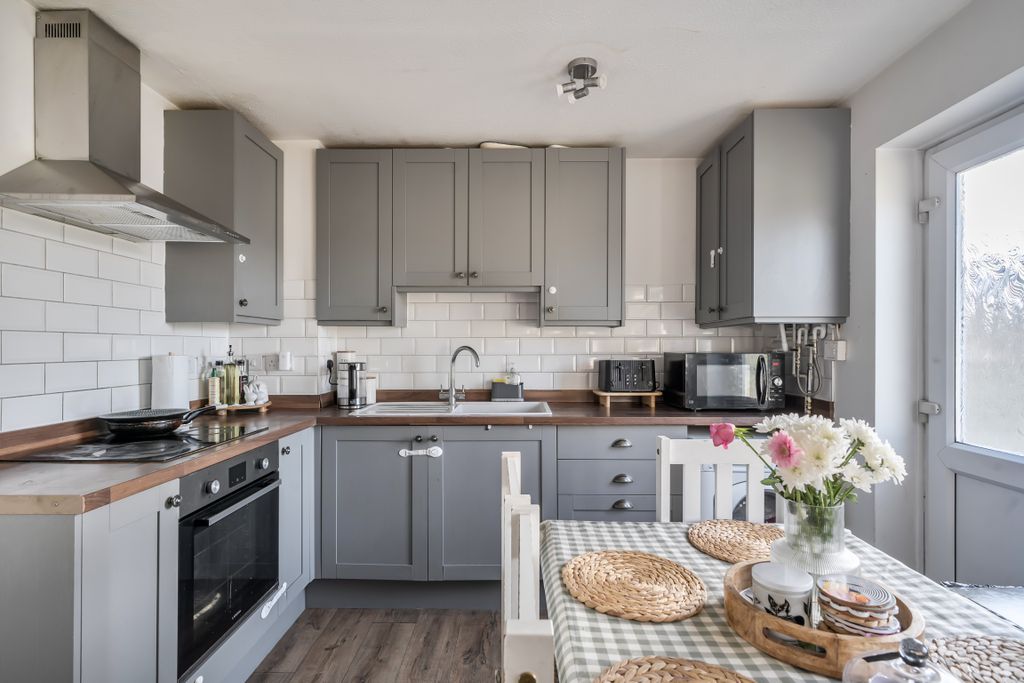 Property photo 2 of 12 1425436269B9A5541F799