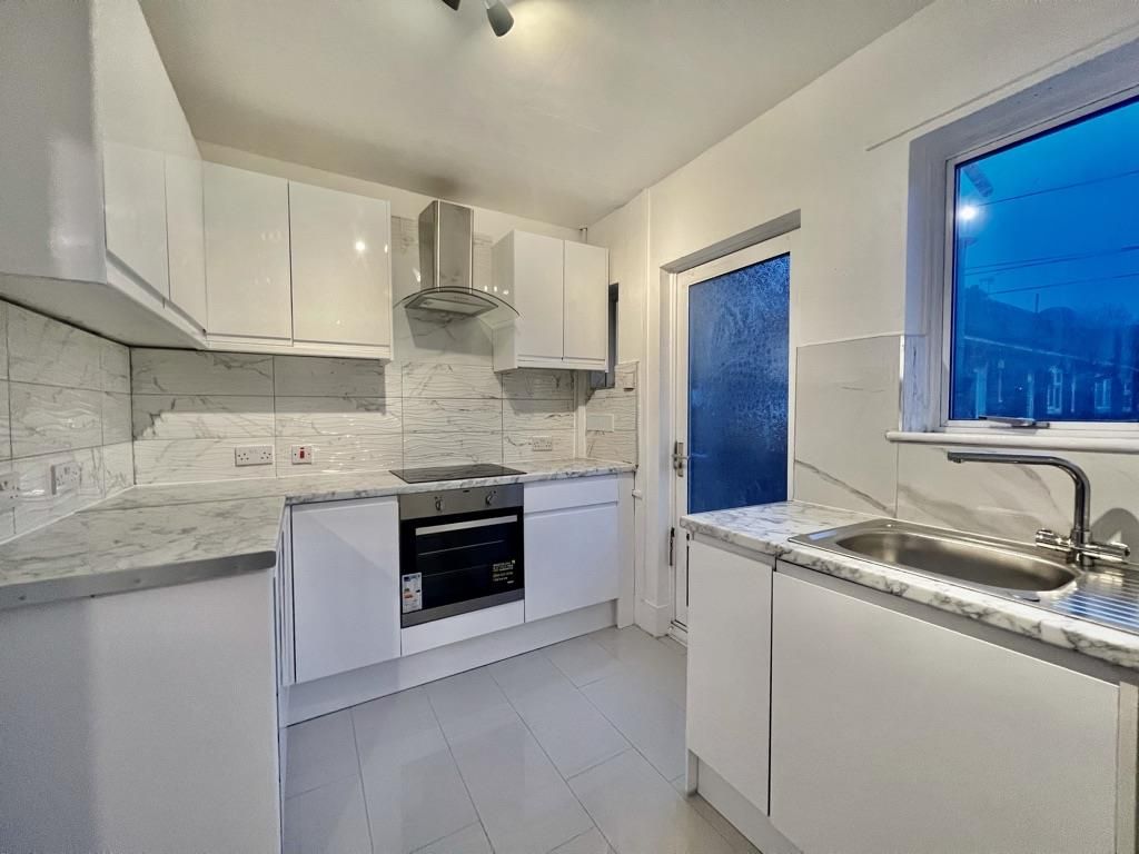 Property photo 2 of 7 Kitchen