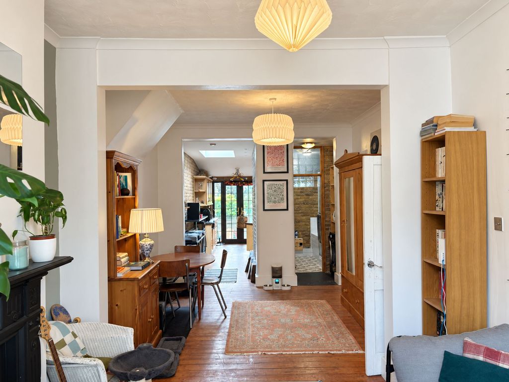 Property photo 1 of 12 14 Frinton Rd E6 3Ha
