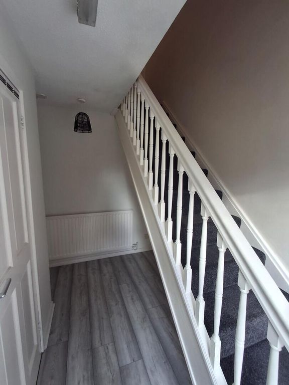 Property photo 2 of 11 Hallway