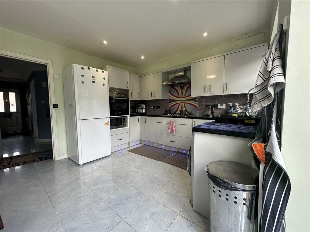 Property photo 2 of 12 Kitchen / Diner