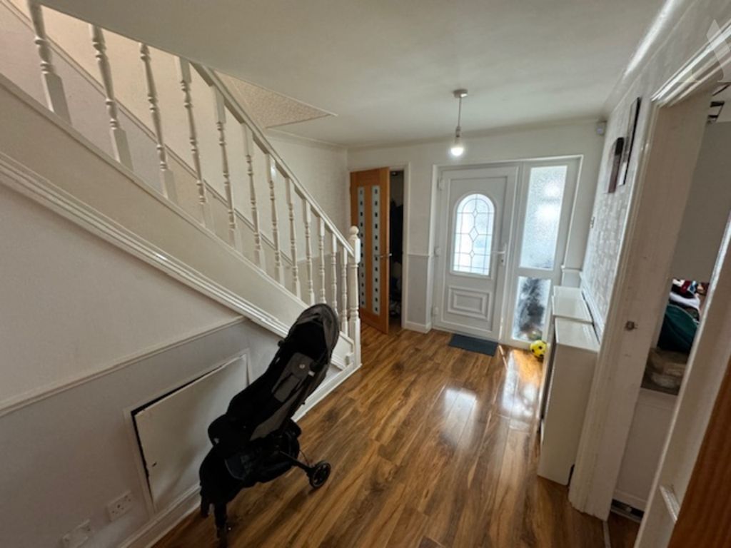 Property photo 2 of 11 Manor Gardens Hallway