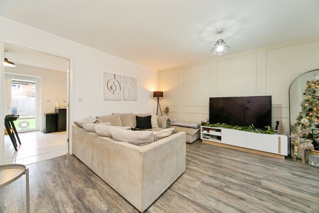 Property photo 3 of 22 Lounge