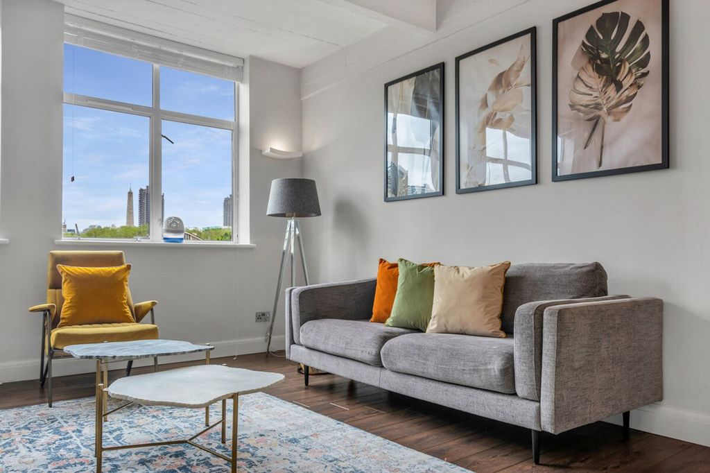 Property photo 1 of 25 Living Room