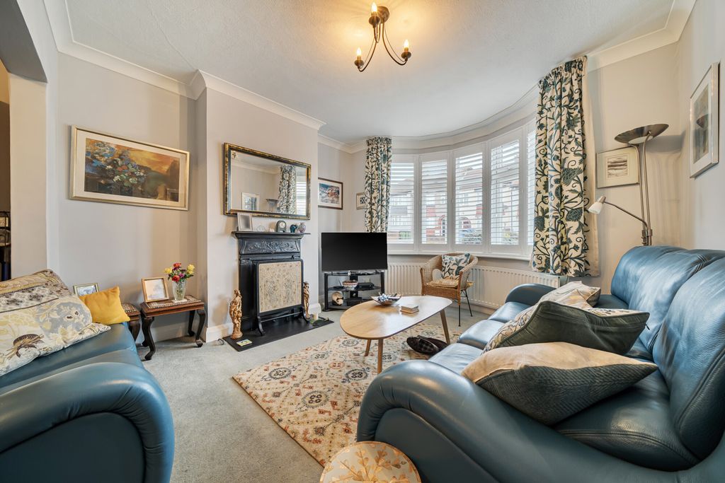 Property photo 2 of 22 Living Room