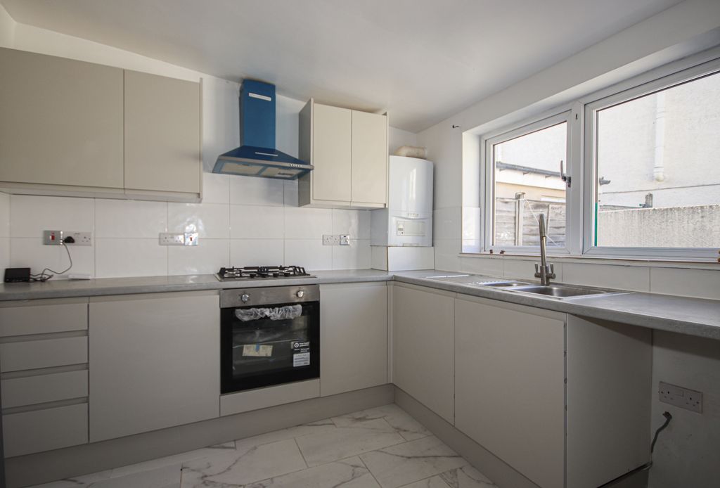 Property photo 1 of 15 2 Bedroom Flat