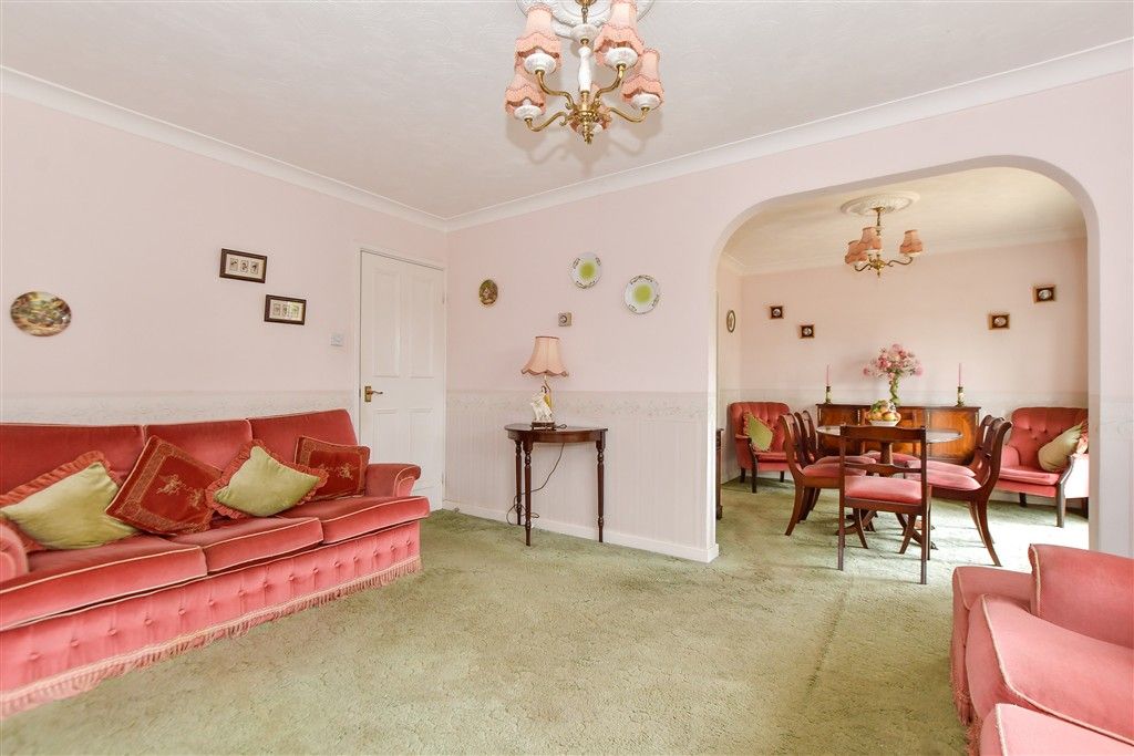 Property photo 3 of 14 Lounge