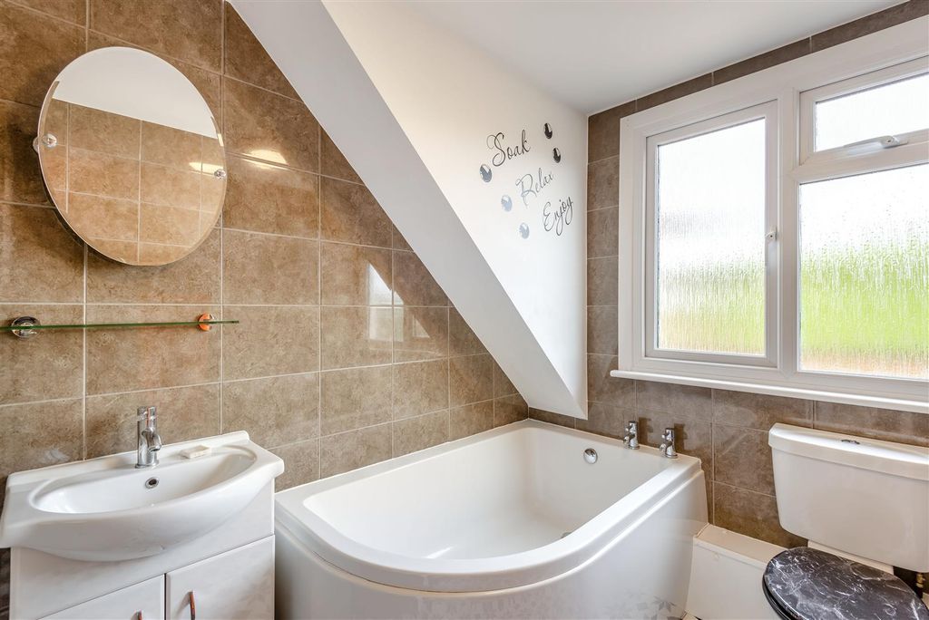 Property photo 3 of 16 8524467-Interior12.Jpg