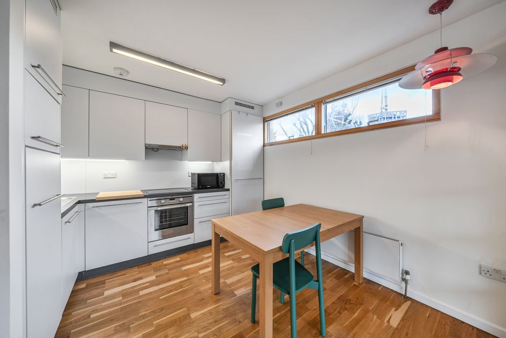 Property photo 3 of 11 Kitchen