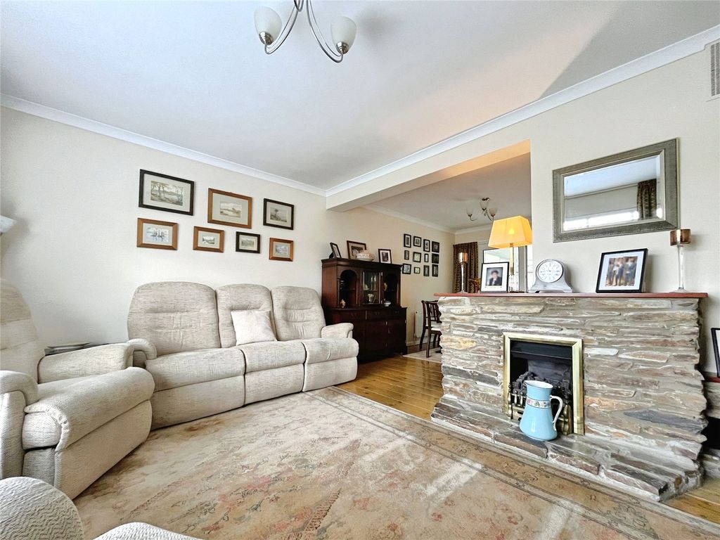 Property photo 3 of 15 Lounge
