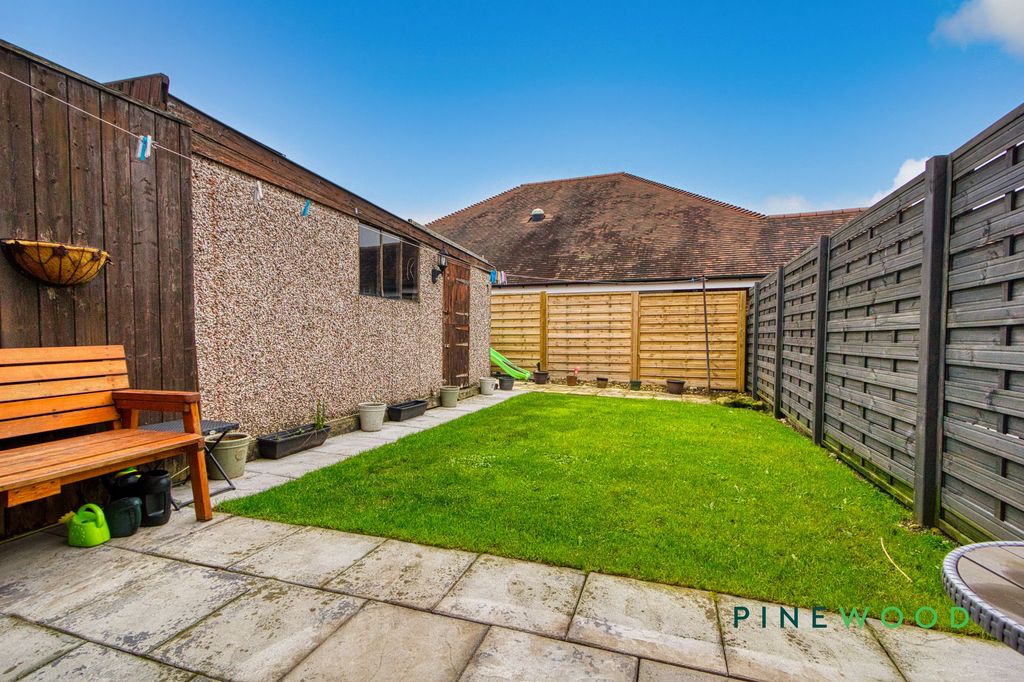 Property photo 2 of 12 Garden