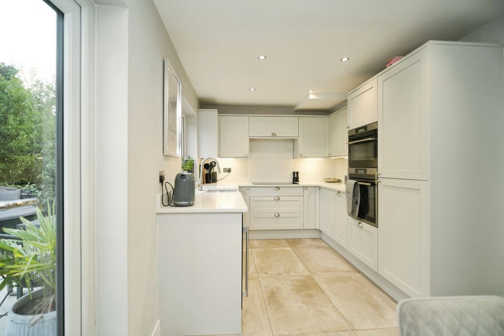 Property photo 3 of 19 Kitchen