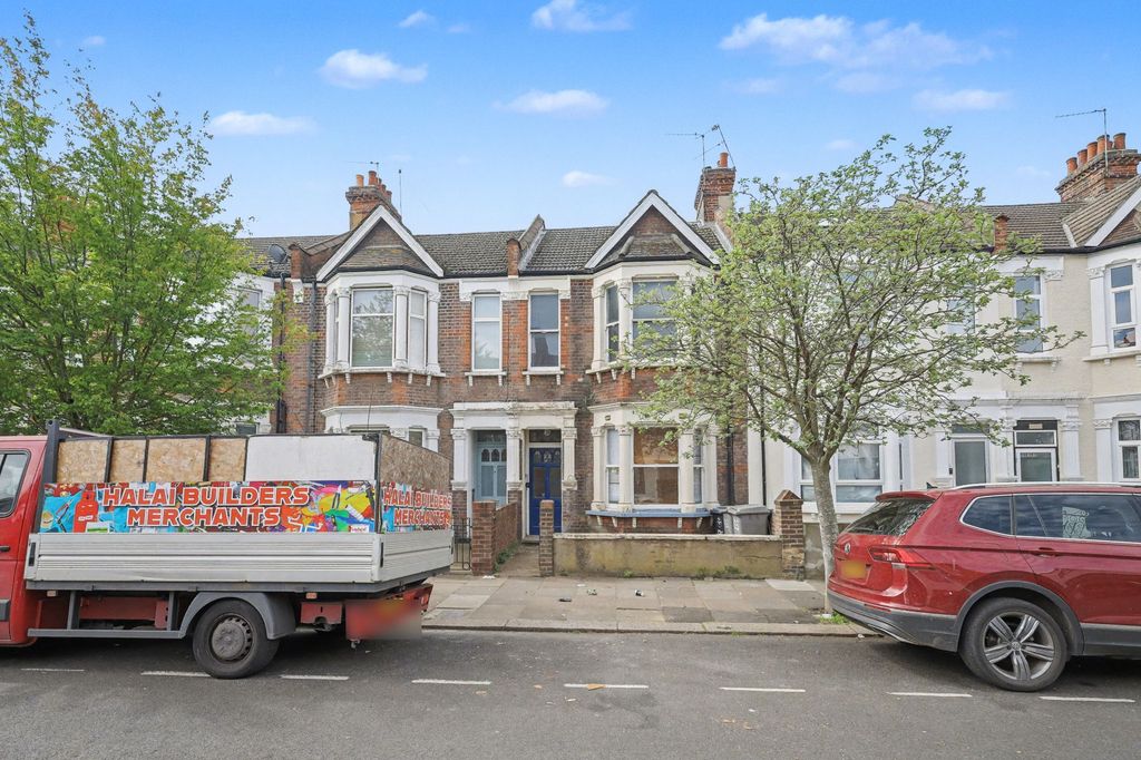 Property photo 2 of 15 Flat A, 126 Leghorn Road, London Nw10 4Pg