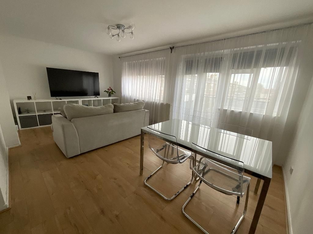 Property photo 2 of 12 Living Room 18'2 x 12'1