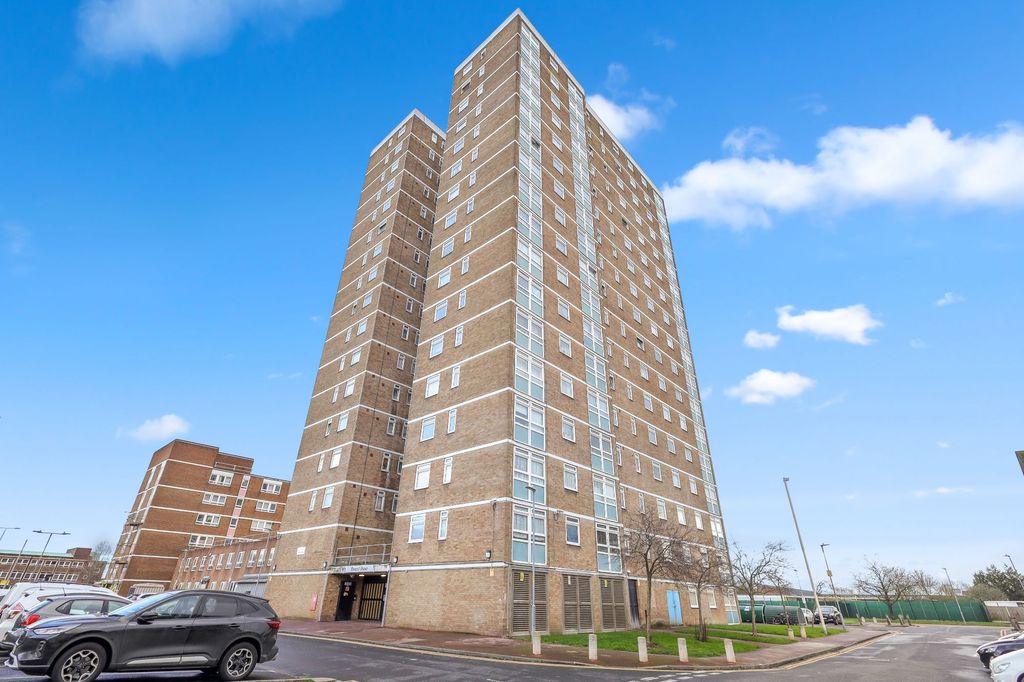 Property photo 1 of 17 83 Peverel House, Stour Road, Dagenham, Rm10 7Hz