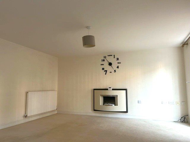 Property photo 3 of 13 Lounge