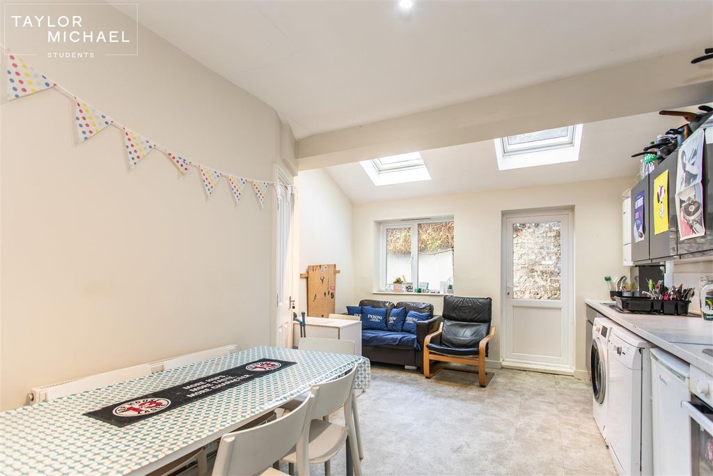 Property photo 2 of 17 Dining / Living Room