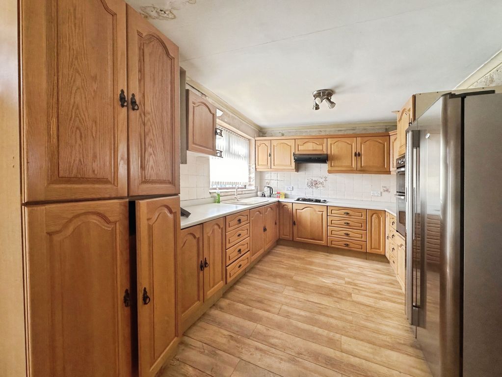 Property photo 2 of 18 Kitchen