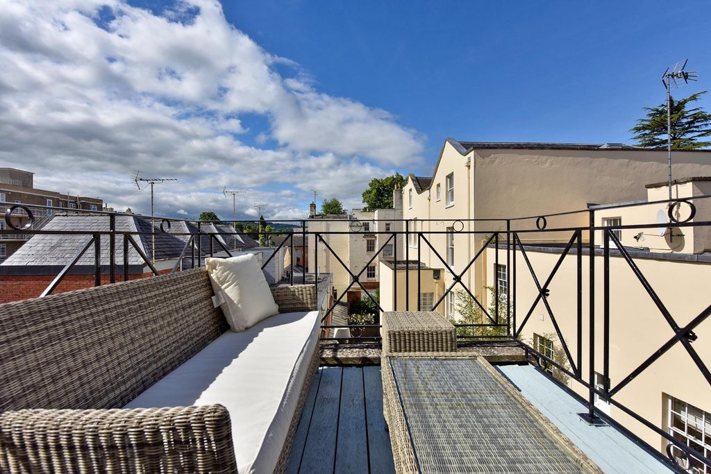 Property photo 2 of 14 Roof Terrace