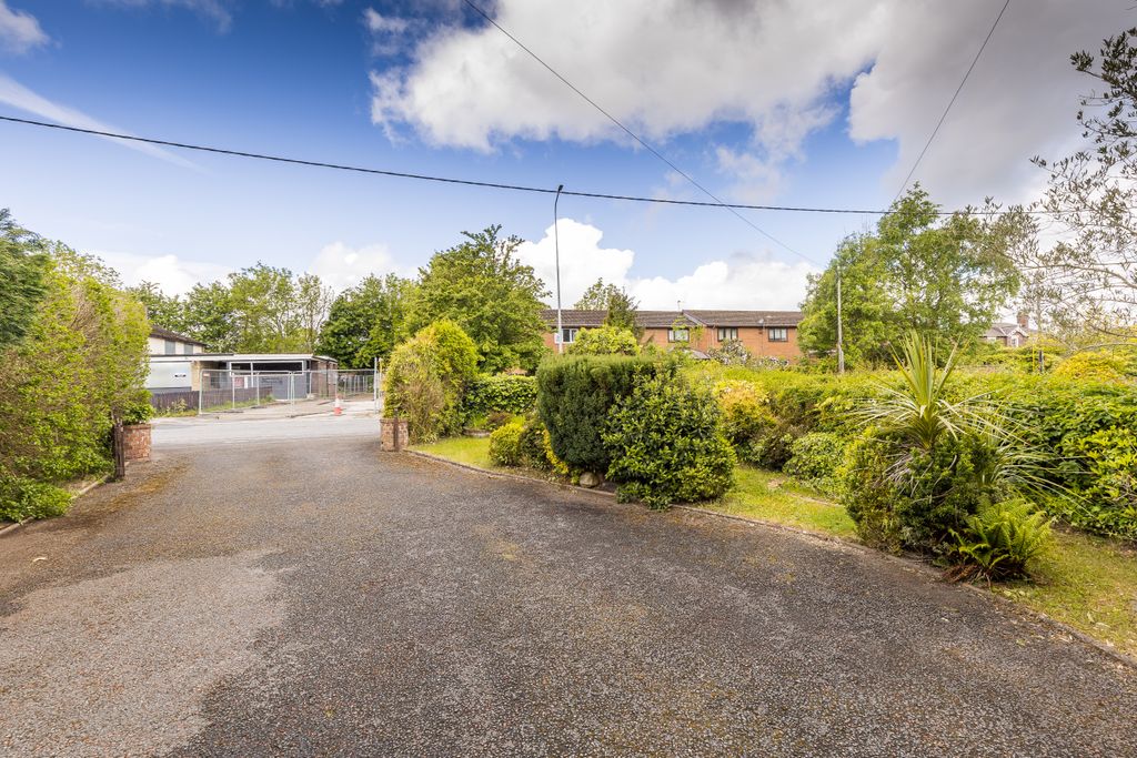Property photo 2 of 19 4
