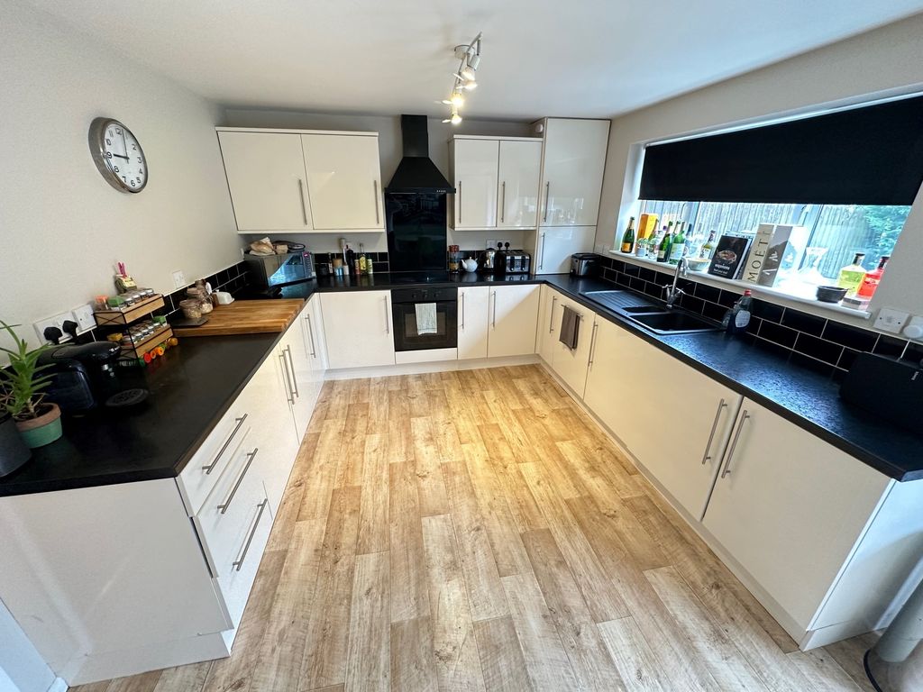 Property photo 3 of 9 Kitchen