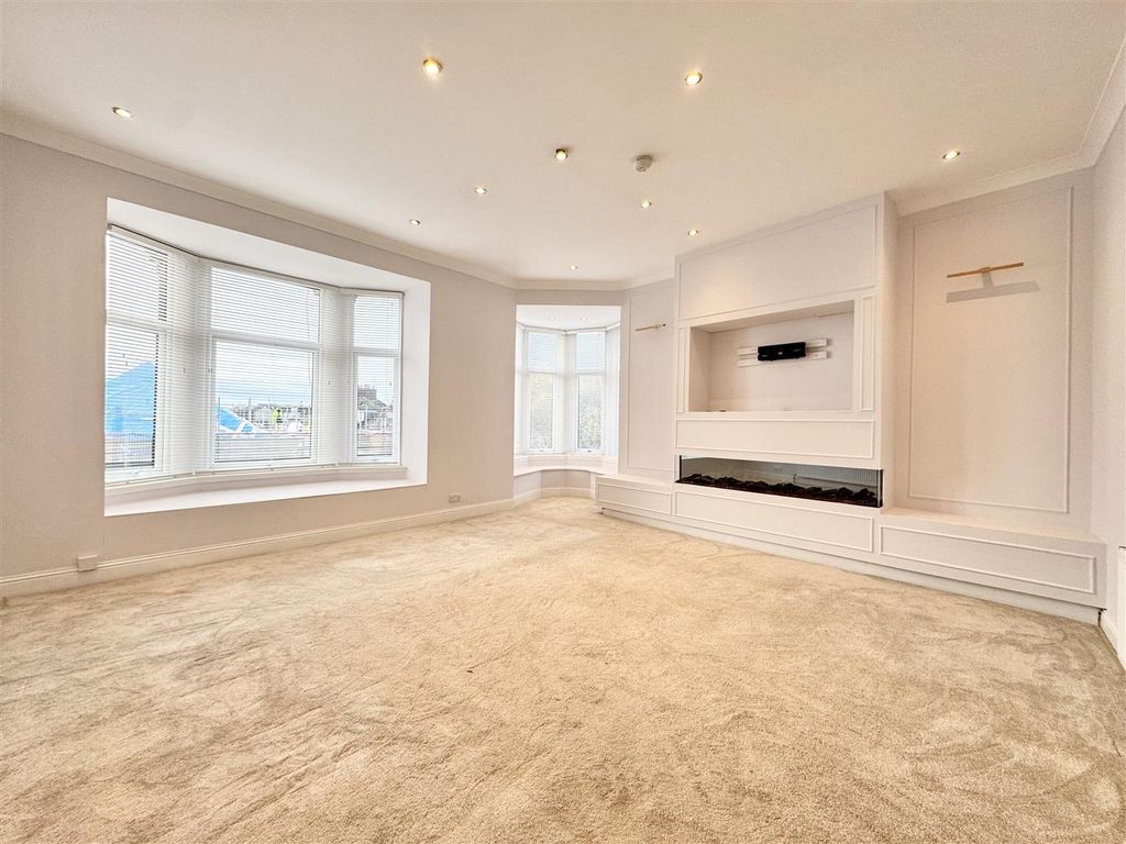 Property photo 3 of 9 Lounge