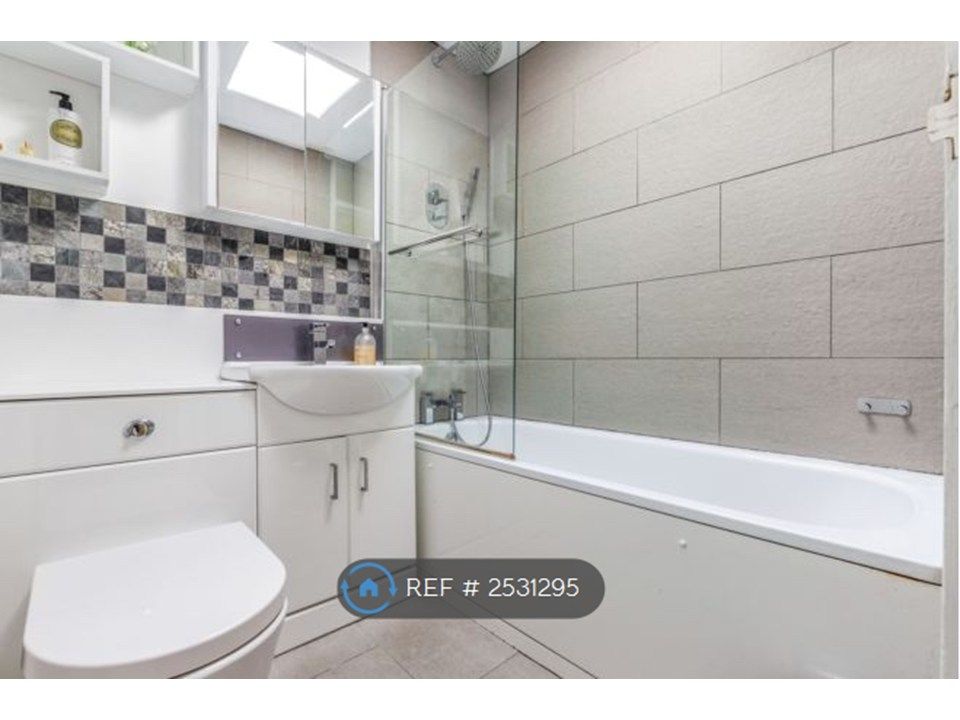 Property photo 3 of 6 Morden Bathroom