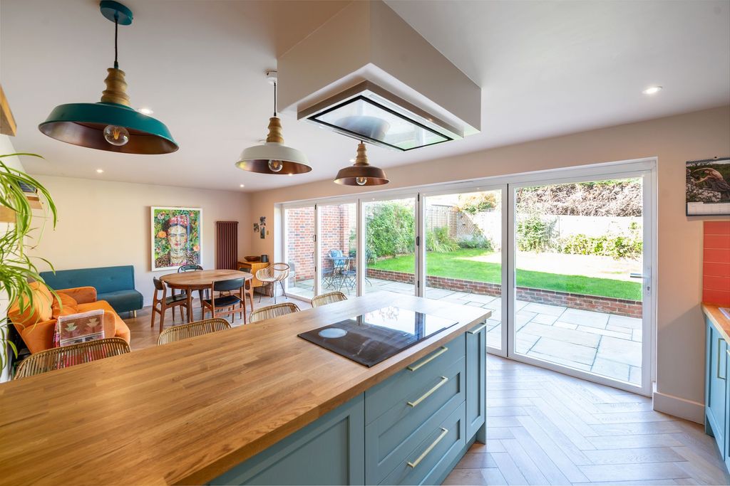 Property photo 2 of 28