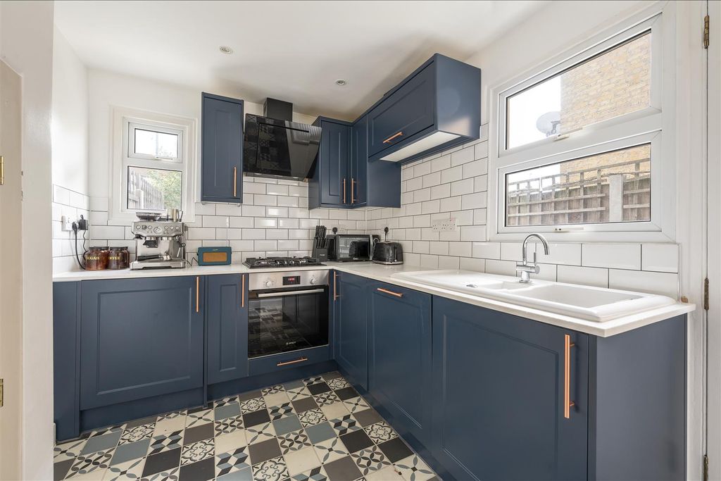 Property photo 3 of 34 Halstead Road, E11