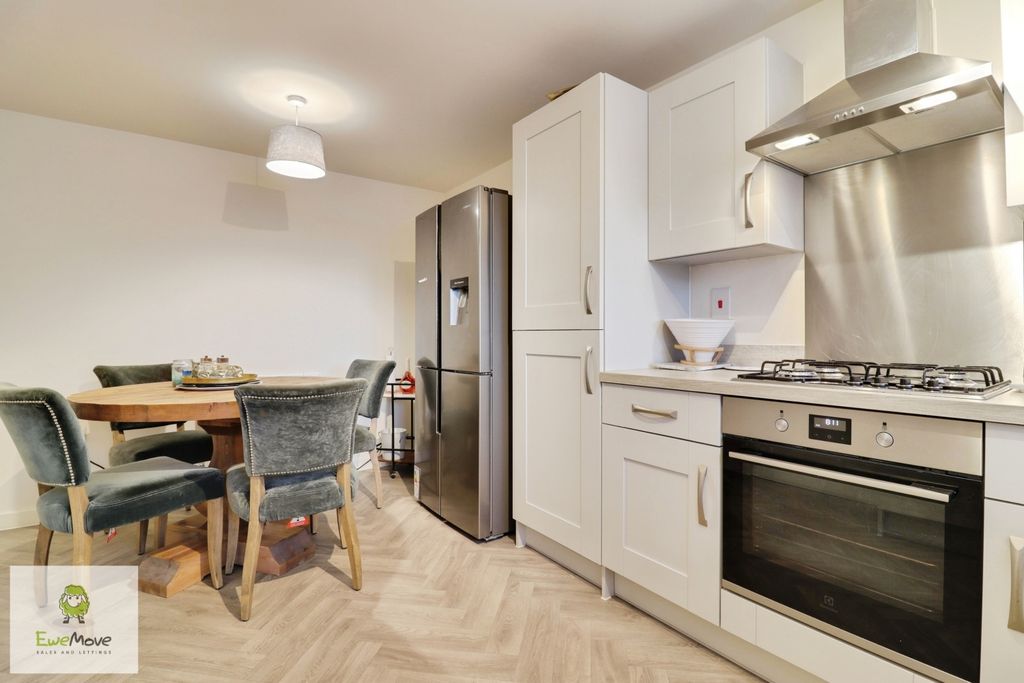 Property photo 3 of 17 Kitchen - Ewemove Cannock