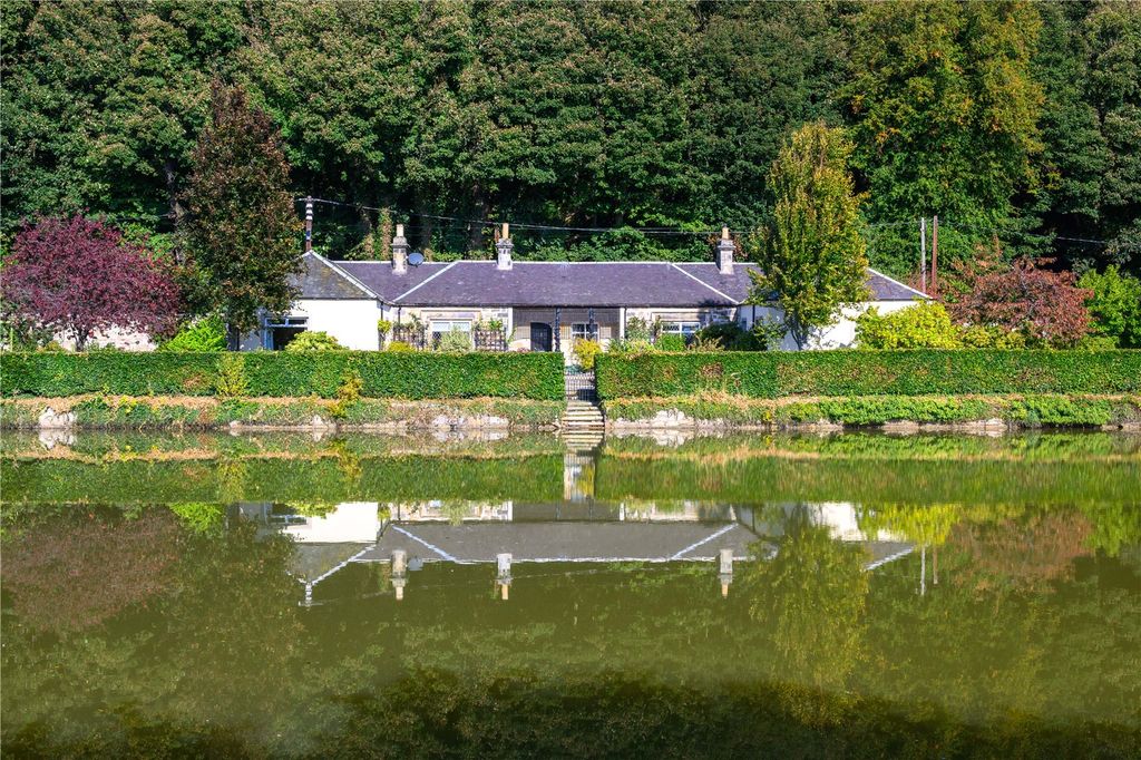 Property photo 1 of 32 Pond Cottage