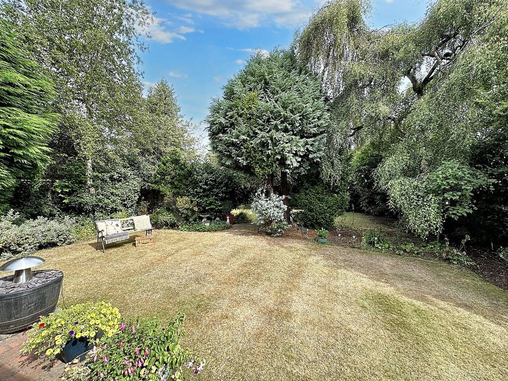Property photo 2 of 17 Garden