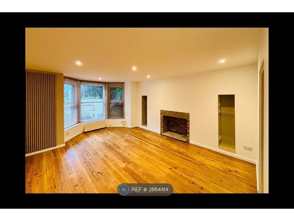 Property photo 1 of 8 Lounge