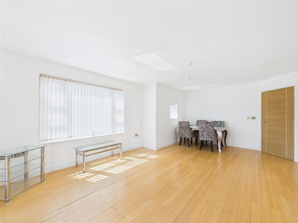 Property photo 3 of 23 Cam03844G0-Pr0298-Still012.Jpg