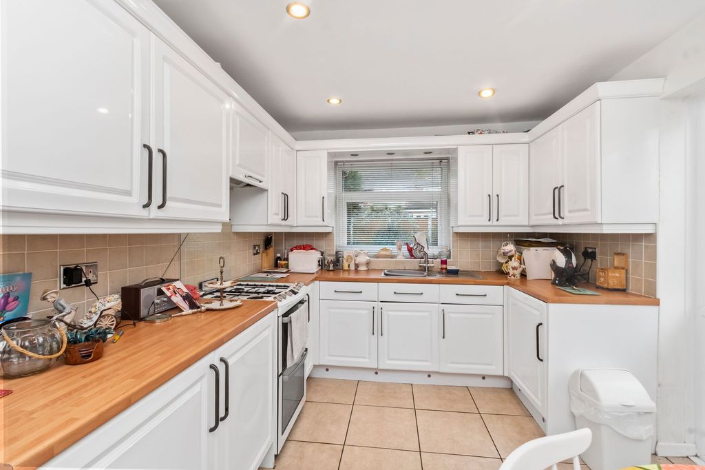 Property photo 2 of 32