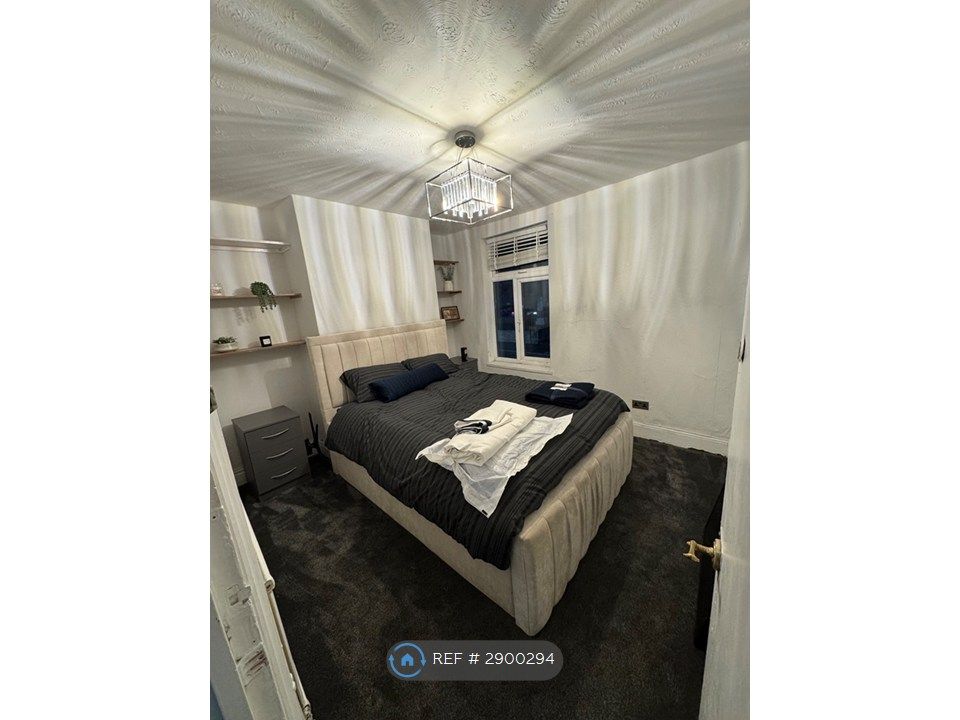 Property photo 2 of 5 Double Room With Tvs And Extra