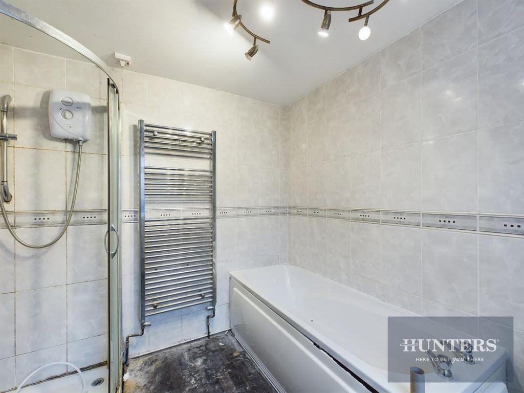 Property photo 2 of 8 Bathroom